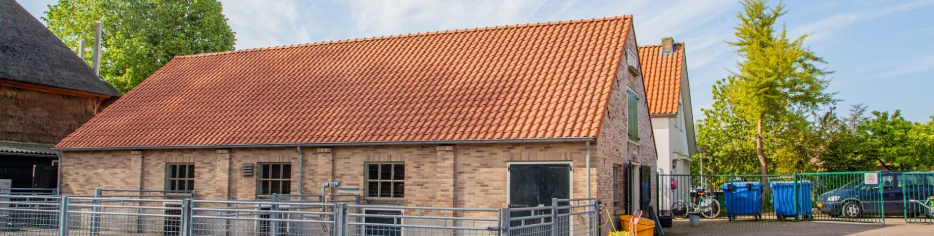 De stallen op de kinderboerderij