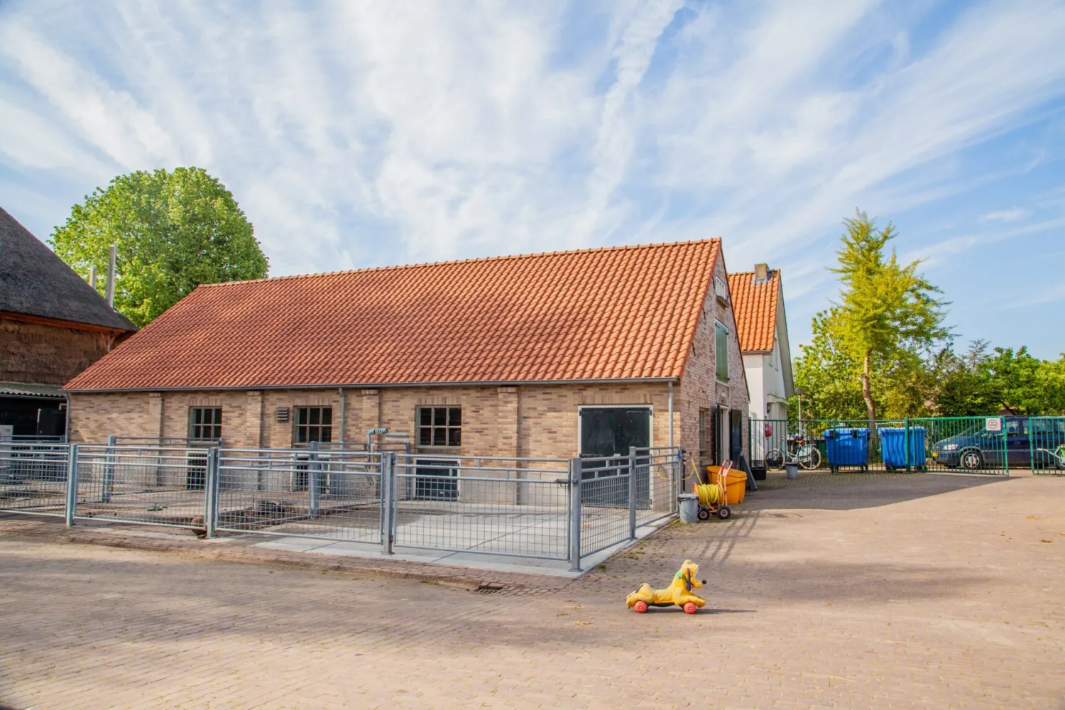 De stallen op de kinderboerderij