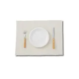 Kinderen kleuren een placemat met verschillende thema's